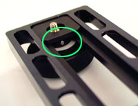 Remove the small screw to change between thread sizes