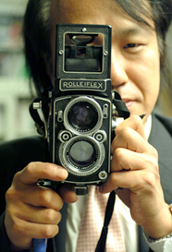 On a Rolleiflex, mounted left, the left hand is free to focus